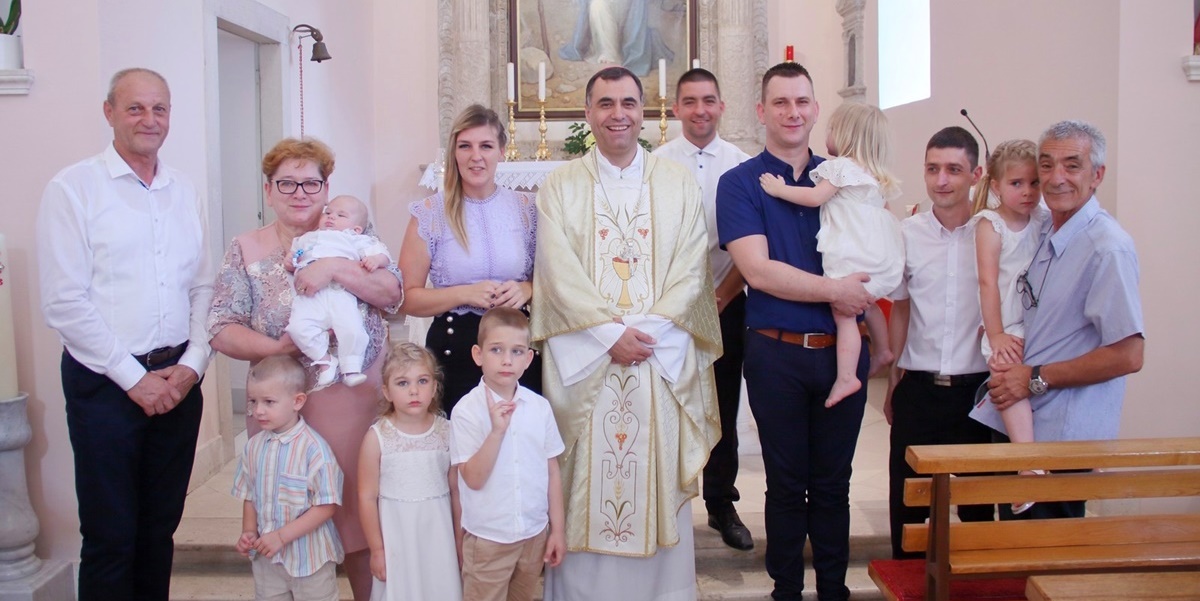 Biskup Glasnović krstio peto djetete u obitelji Marčec