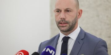 ‘Biračima SDP-a sigurno nije lako gledati stečaj svoje stranke i predsjednika koji kleči pred drugima!’