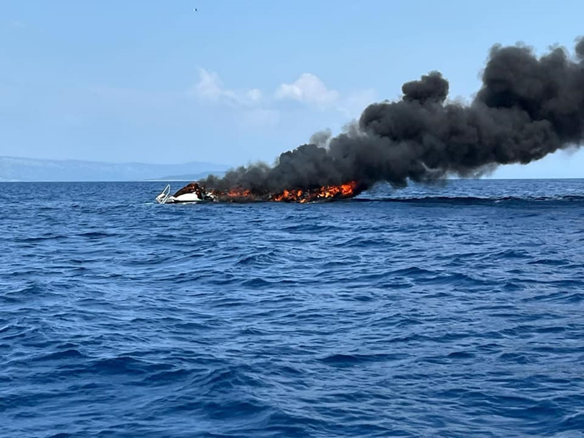 [FOTO] Kod otoka Proizd izgorjela i potonula jedrilica, putnici spašeni