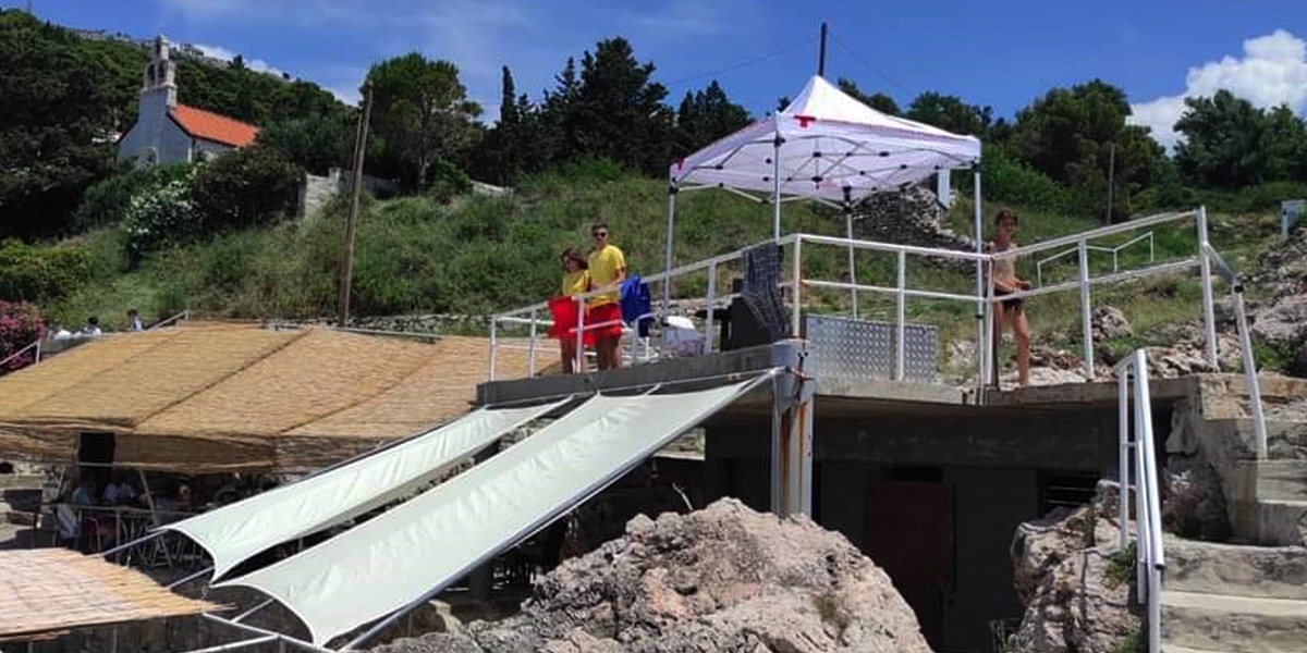 Na popularnoj dubrovačkoj plaži postavljena crvena zastava zbog ove opasnosti