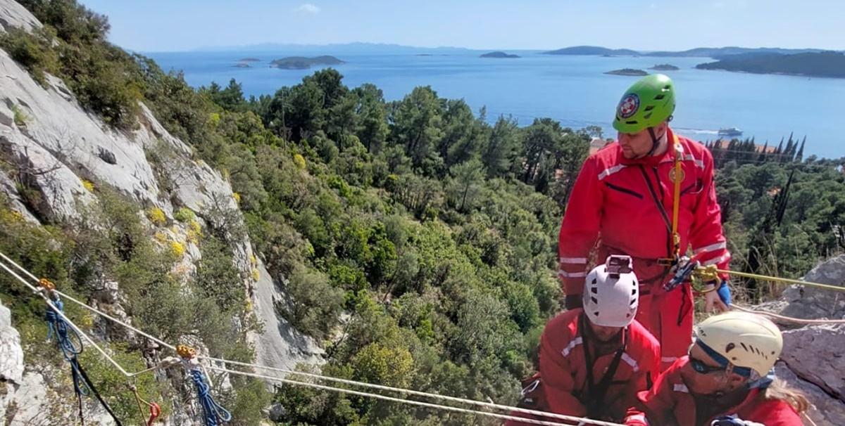 HGSS-ovci spasili stranca koji se po paklenoj vrućini izgubio na Svetom Iliji