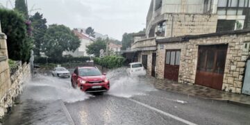 Stiglo nevrijeme u Hrvatsku, zamračilo se nad metropolom, u Istri poplavljene ceste