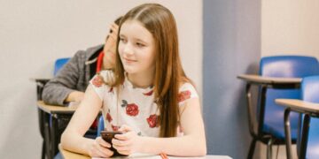 Djeca nam sve lošije pamte i teže izražavaju mišljenje. Svemu je kriv uređaj kojem nije mjesto u školi