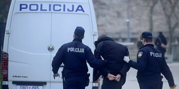 U nedjelju navečer pijan napao brata, potom pokušao zadaviti oca, a onda napao i policajce!