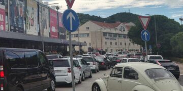 Grad je u prometnom kolapsu: “Izbjegavajte kretanje vozilima dok se gužve ne smanje”
