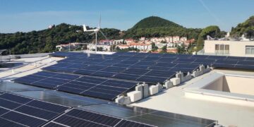 Dubrovačka škola postaje mala tvornica električne energije: Na krovovima postavljeni solarni paneli, proizvodit će struju sebi