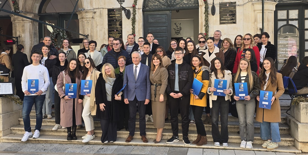 Župan darovitim učenicima i studentima te onim koji se obrazuju za deficitarna zanimanja dodijelio stipendije