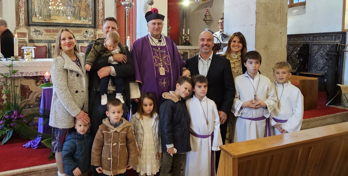 RADOST U BLATU Kanonik Kovačević krstio peto dijete u obitelji Šeparović