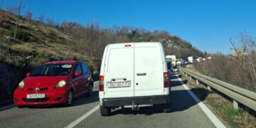 POLICIJA PORUČUJE: Zbog nesreće promet će bit zatvoren satima, treba osigurati da opet nešto ne padne s brda
