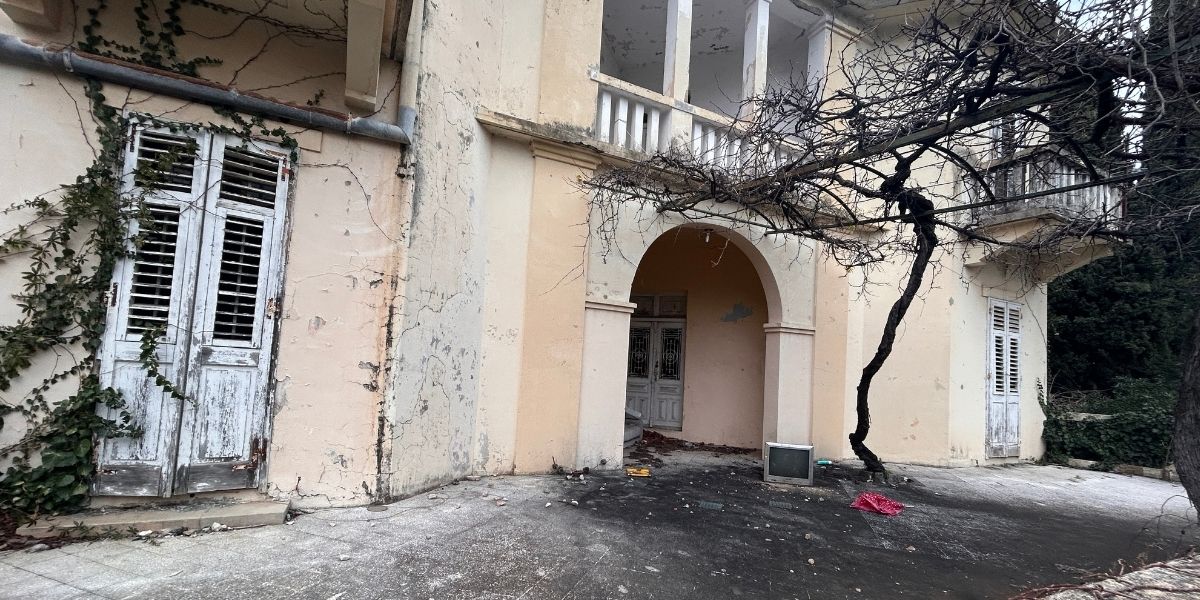 Sramota usred Dubrovnika. Vila Salvator u vlasništvu bavarskog kralja narodnjaka zapuštena i prepuna smeća