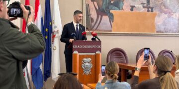 FRANKOVIĆ: Anita Bonačić Obradović uhvaćena je s prstima u medu, na bespravnoj gradnji i uzurpaciji javnog zarađuje 1800 eura dnevno!