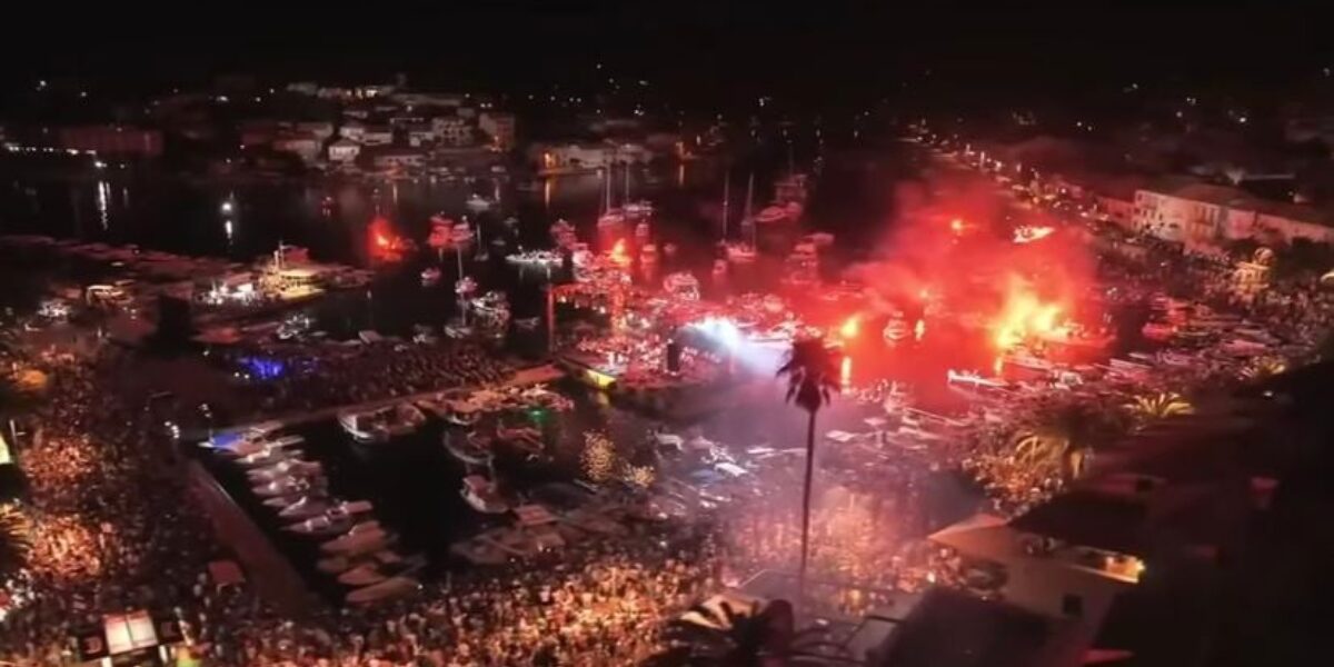 Tisuće posjetitelja uživa u nezaboravnim hitovima Olivera Dragojevića u Veloj Luci