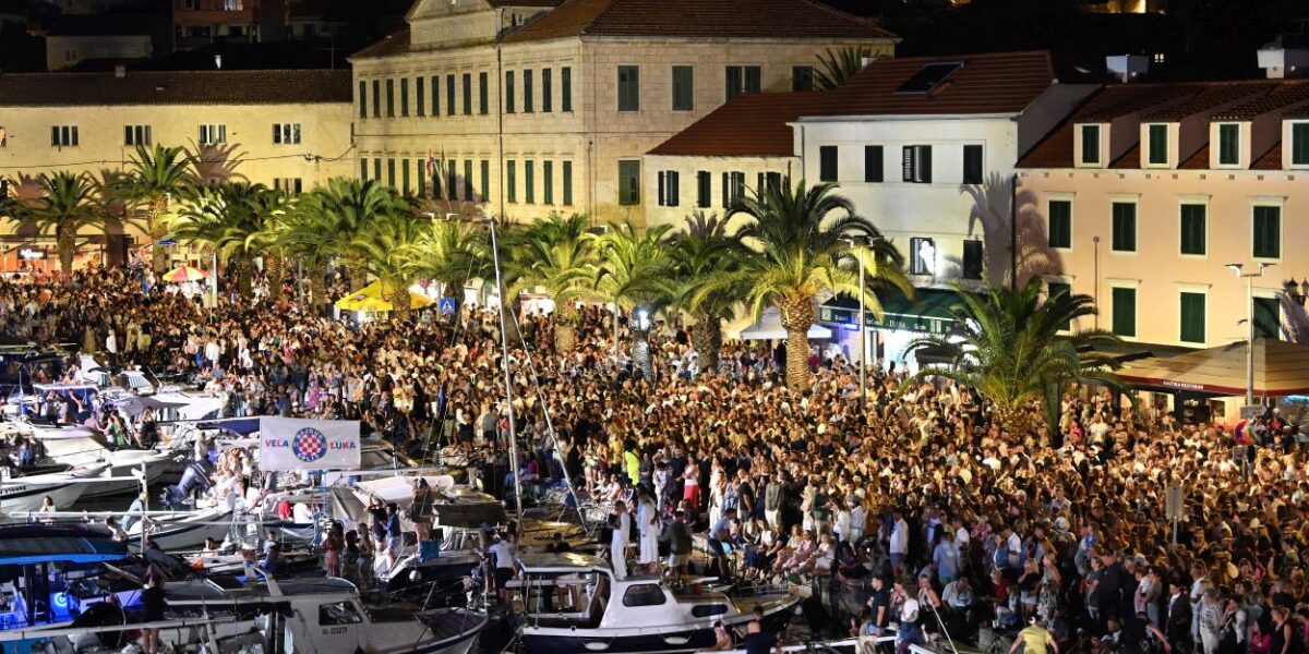 U kojem je trenutku postalo moderno mrziti Velolučane, huškati protiv organizatora i pritom tvrditi da bi baš Oliver to htio?