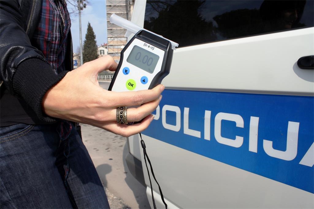 POPODNEVNA AVANTURA: Pijan se zabio u zid i potom u pješaka, papreno kažnjen