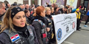 Kao što su Kolonu predvodile braniteljice, Karavanu s transparentima su predvodile bajkerice