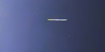 Znate li što znače ovi tragovi na nebu? Komet nije, a nije ni avion…