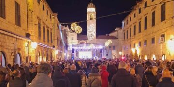 FOTO/DUBROVAČKI ZIMSKI FESTIVAL: Upaljena prva adventska svijeća, Doris zapjevala na Stradunu