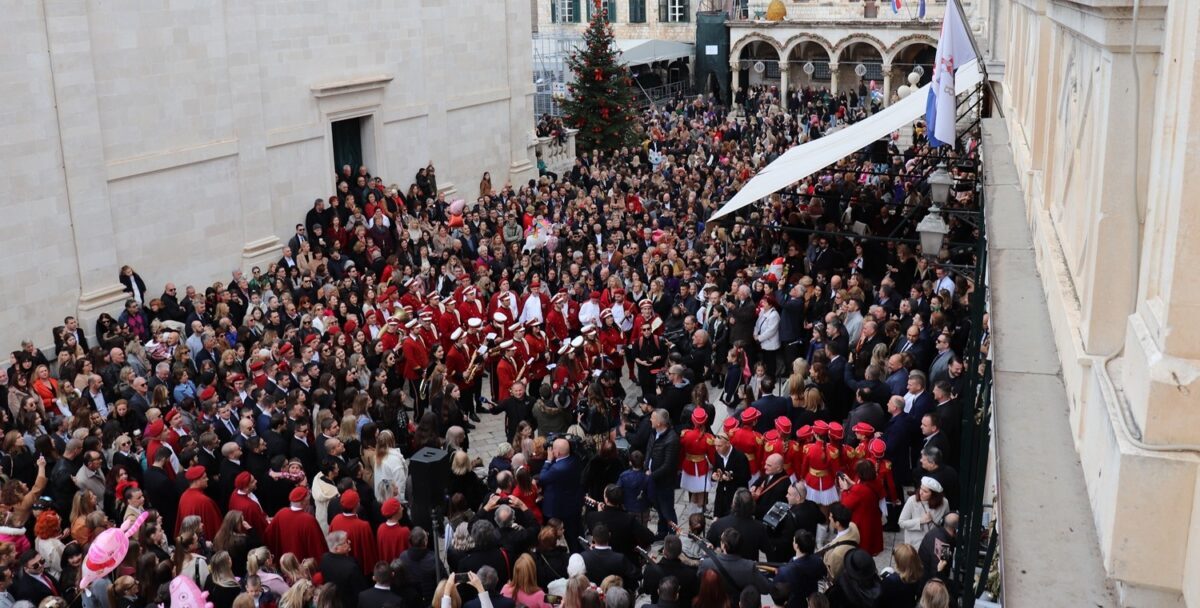 TRADICIJA KOLENDAVANJA Pjesma koja stoljećima povezuje, netko da pare, a netko naranču i smokve