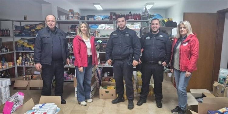 KAKVA GESTA: Policijski službenici iz Ploča donirali hranu korisnicima Crvenog križa
