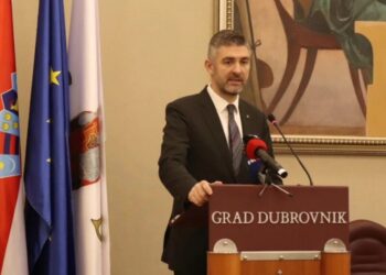 Gradonačelnik smiruje tenzije oko bine na Stradunu: „Nema razloga za strah, ako bude štete, zna se tko će platiti“