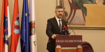 Gradonačelnik smiruje tenzije oko bine na Stradunu: „Nema razloga za strah, ako bude štete, zna se tko će platiti“