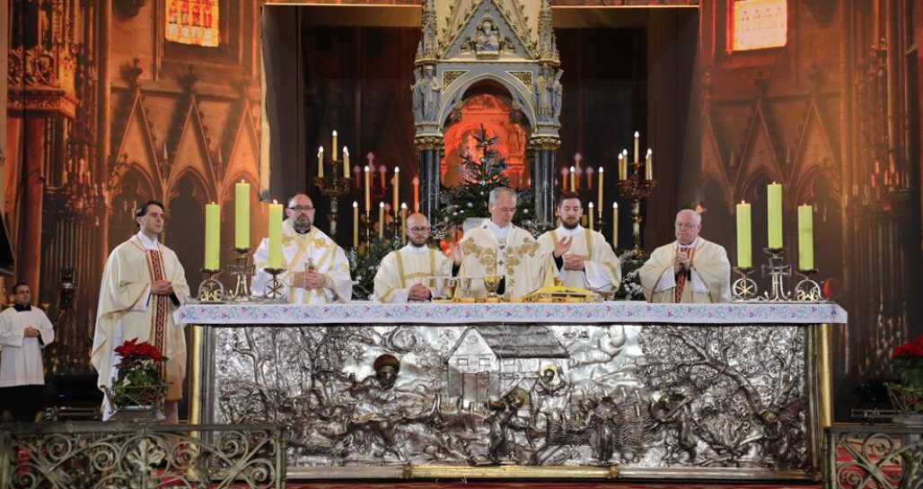 Prva misa nadbiskupa Kutleše u katedrali, istinska obnova se ne čini ‘krpanjem’