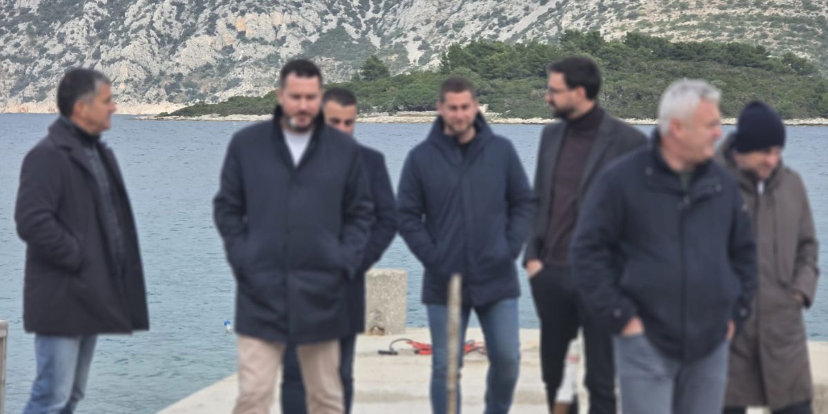 IZA ZATVORENIH VRATA Razgovaralo se o cesti zvanoj čežnja. Čini se da napokon kreće, sad stvarno!