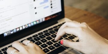 Mislite kliknuti na Facebook oglas? Ova četiri znaka znače da ste na meti prevaranata