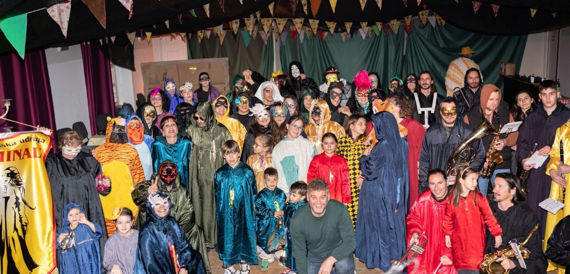 U Maškarati od ferala svi su anonimni, u crnom kostimu s kapuljačom, hodaju noću, prati ih glazba...