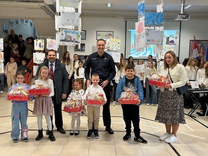 Najmlađi Dubrovčani učili o prometnoj sigurnosti kroz edukaciju i izložbu radova