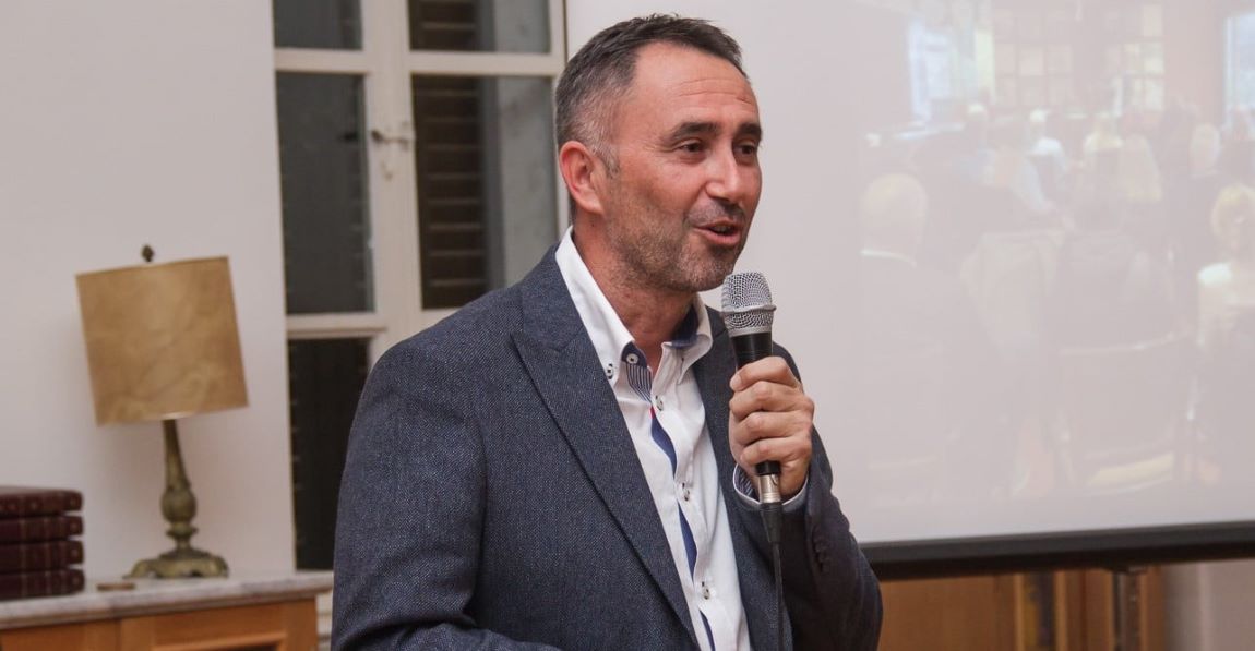 SUDBINSKI PROMAŠAJI SRCA Valentinovo na petak trinaesti - Kad ljubavni trokut napiše pjesmu