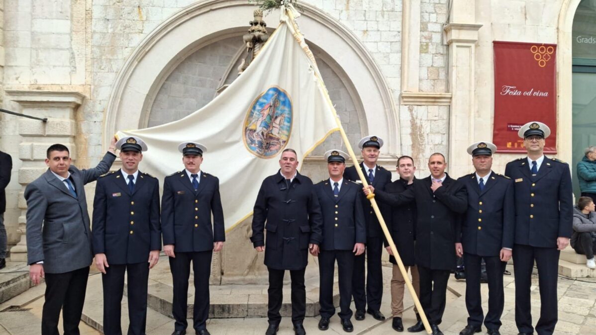 Klapa HRM „Sveti Juraj“ sudjelovala u procesiji na Festi sv. Vlaha, zapjevala Rajska djevo...