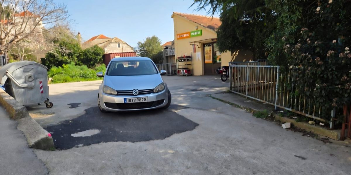 Blokirao pristup kupcima, gradskim i žurnim službama, nitko ne zna što želi postići
