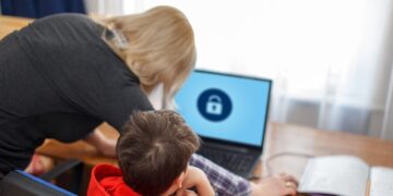 Trebaju li roditelji tajno pregledavati mobitele svoje djece? Dva su puno bolja rješenja