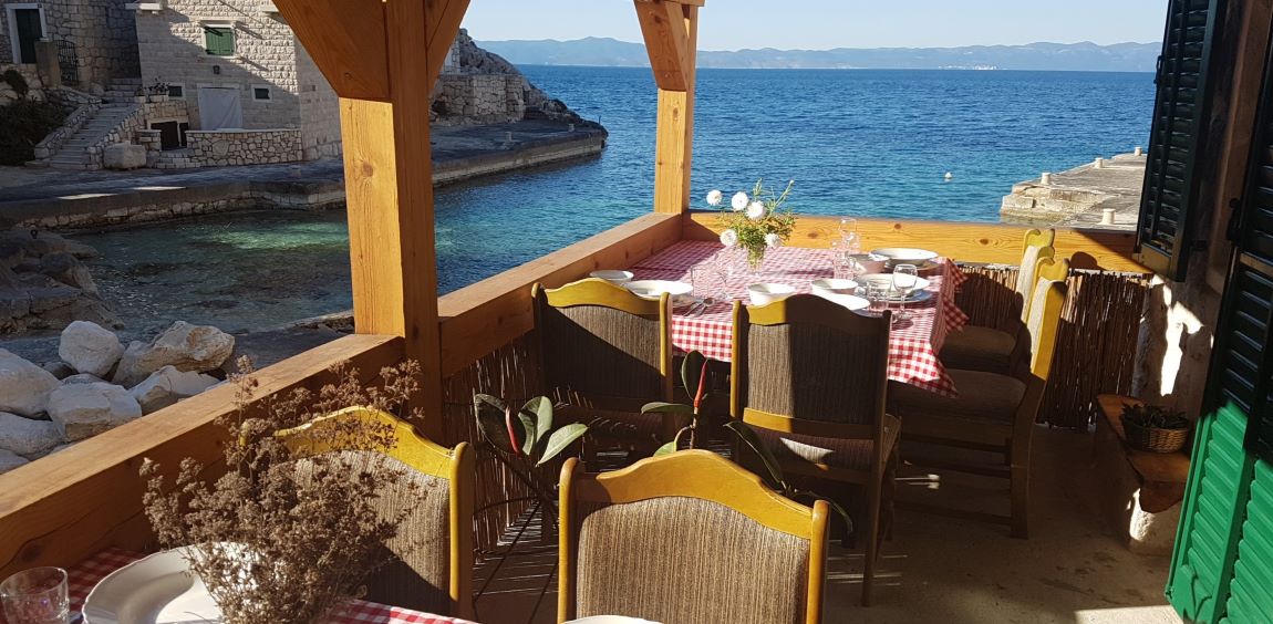 Ploviti se mora, ali isto tako i jesti. Pa gdje drugdje na Mediteranu ako ne na jednom malom otoku