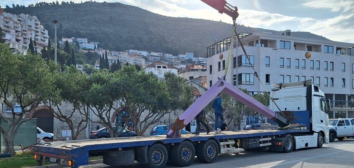Počelo postavljanje slomljenih olovaka na Spomeniku za poginulu djecu (FOTO)