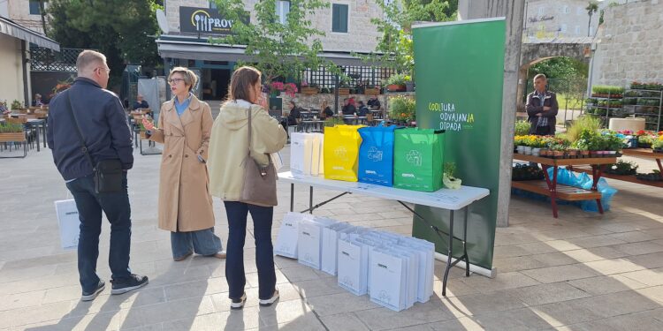 POVODOM DANA PLANETA ZEMLJE Građani učili o pravilnom odlaganju otpada (FOTO)