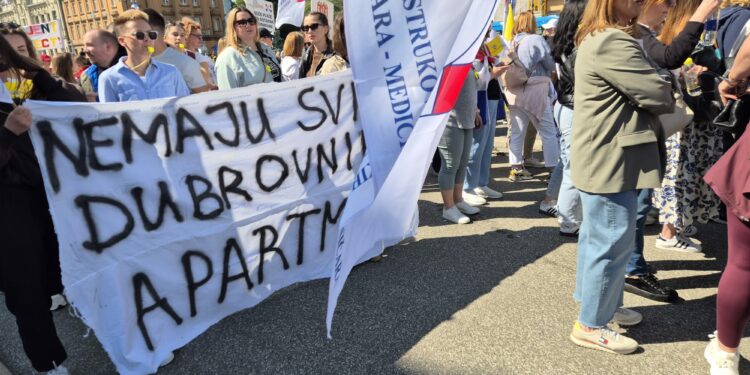 (FOTO) Dubrovački medicinari na prosvjedu u Zagrebu: “Važno je ukazati na stvarno stanje u državi i upozoriti na probleme”