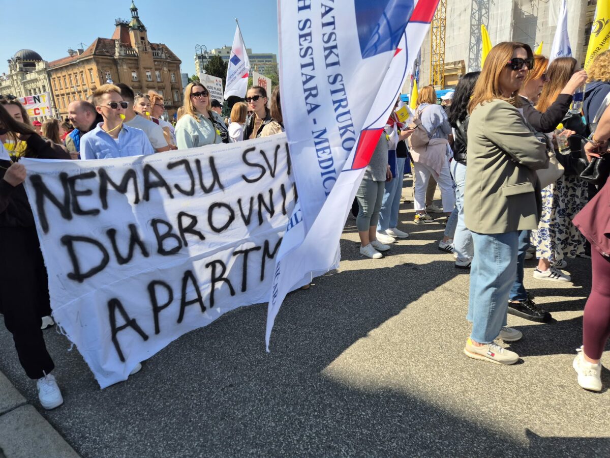 (FOTO) Dubrovački medicinari na prosvjedu u Zagrebu: "Važno je ukazati na stvarno stanje u državi i upozoriti na probleme"
