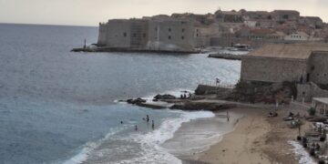 Ni oblaci ih nisu zaustavili: Otvorena sezona kupanja, Banje već imaju kupače