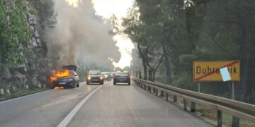 Zapalilo se auto na magistrali, promet je potpuno zaustavljen, a vatrogasci na terenu