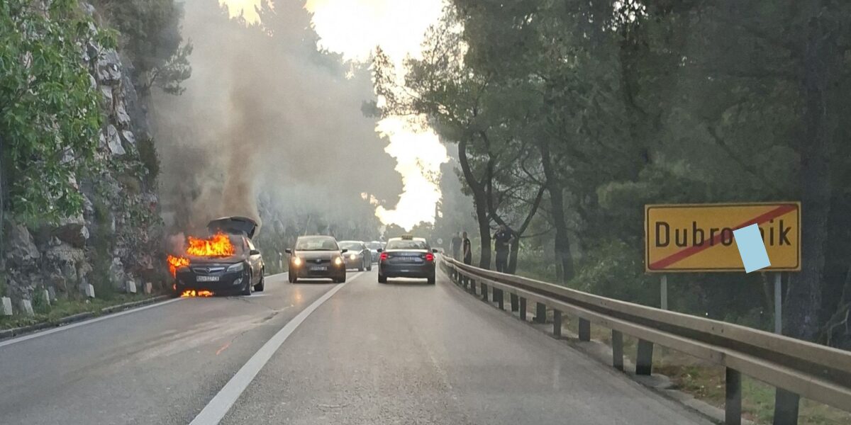 Zapalilo se auto na magistrali, promet je potpuno zaustavljen, a vatrogasci na terenu