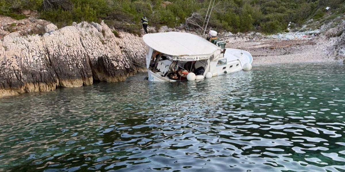 FOTO & VIDEO S MJESTA NESREĆE Doznajemo što se dogodilo u havariji ribarske brodice, oduševit će vas reakcija DVD-a Smokvica