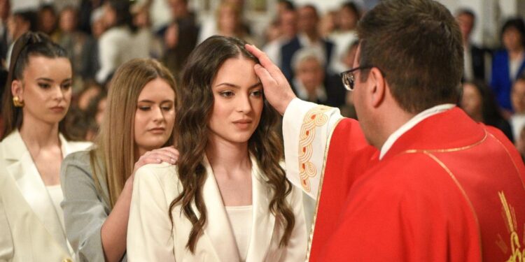 KRIZME I PRIČESTI: Što pokloniti, novac ili zlato. Saznali smo i što je aktualni hit