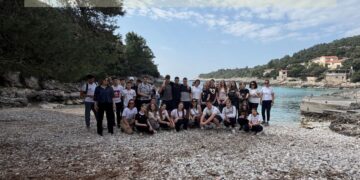 Iz jedne od najljepših otočnih vala osmaši očistili gotovo tisuću litara otpada