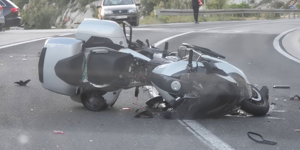 TEŠKA PROMETNA Sudar automobila i motocikla, vozačica s teškim ozljedama prevezena u Split