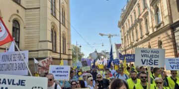 (FOTO) Dubrovački medicinari na prosvjedu u Zagrebu: “Važno je ukazati na stvarno stanje u državi i upozoriti na probleme”