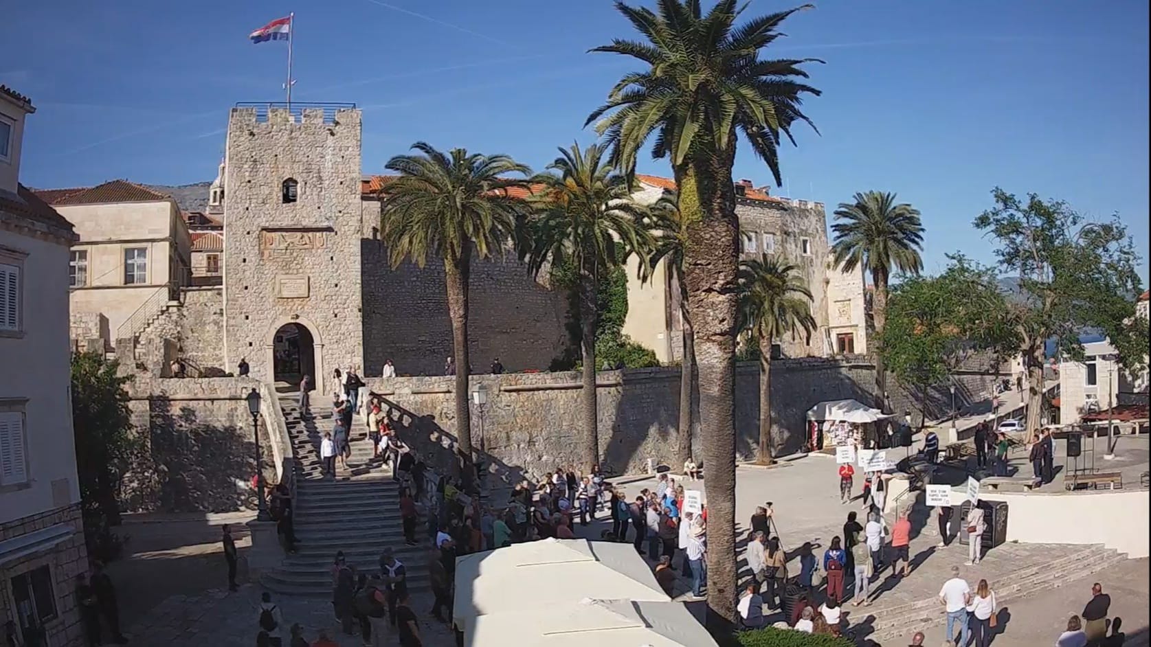 U Korčuli se okupila tek šačica prosvjednika. Građani nisu nasjeli na lažne vijesti.