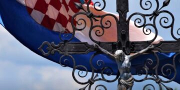 SKANDAL BEZ PRESEDANA: Bacio križ tijekom pogreba, svjedoci tvrde – nije prvi put