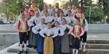 MALE NOGE, VELIKA PRIČA Djeca koja čuvaju tradiciju: priča o Malom linđu iz Slanoga